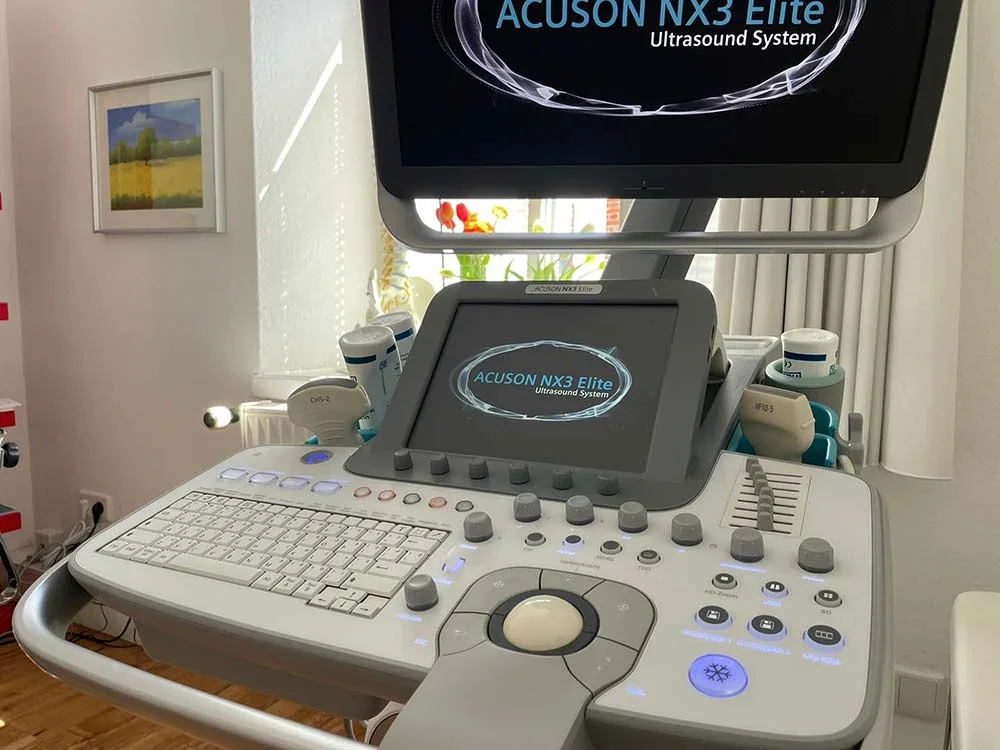 Das neue Ultraschallgerät der Praxis im Behandlungsraum